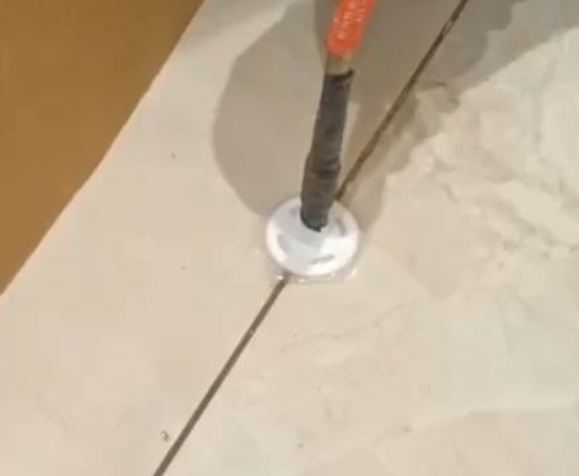 霍城瓷砖空鼓维修公司专业解答瓷砖在铺贴过程中，如果没有涂抹均匀到位的粘结材料（如水泥砂浆或瓷砖胶），可能会导致以下问题